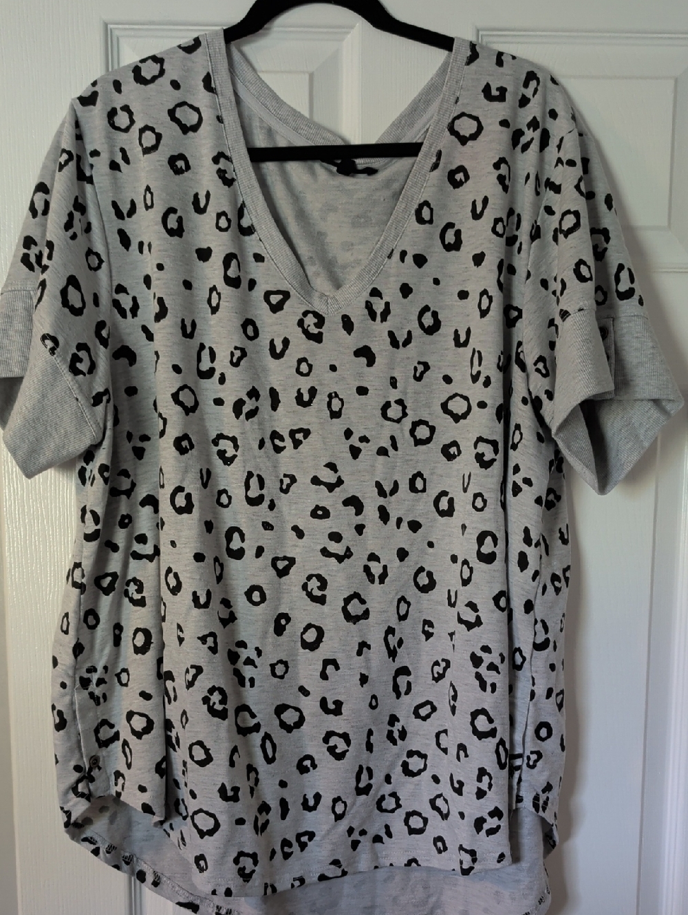 Relaxed V-Neck Leopard Print Tunic in Light Gray